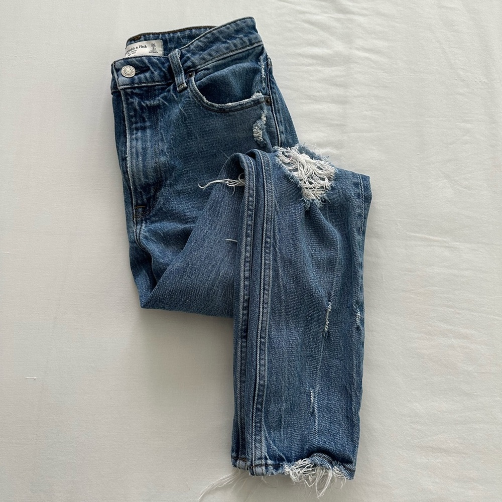 Abercrombie & Fitch The Skinny high-rise, curve love distressed denim